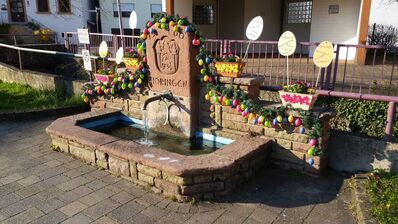 Höringer Dorfbrunnen in österlicher Dekoration