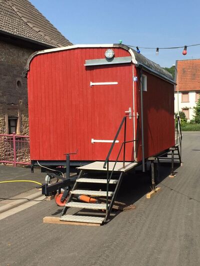 Der "neue" Toilettenwagen mit passendem Anstrich