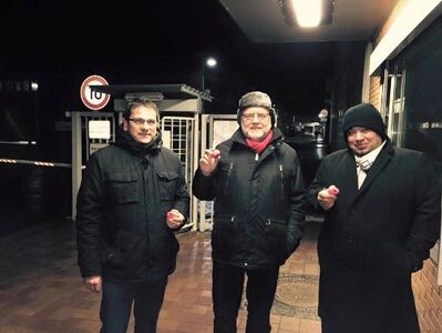 Gustav Herzog mit Norbert Ritzmann und Tugay Gündüz vor dem Haupttor von JCI