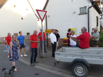 Buntes Treiben um die neue Bank