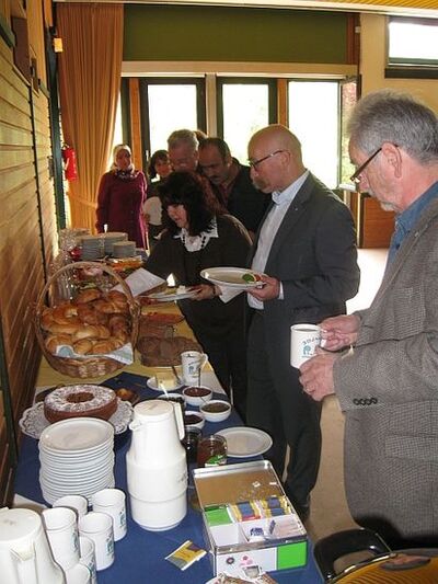 Gemeinsames Frühstück vom reich gedeckten Tisch