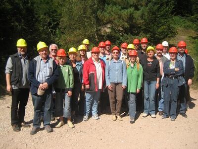 Ausgerüstet mit bunten Helmen wurde in den Berg eingefahren.